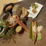 2016.4前菜　横から撮りました。ヤングコーンと筍天ぷらが手前です。