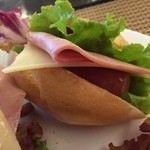 The Hanoi Club Hotel & Lake Palais Residences - 自家製サンドイッチ