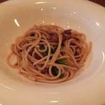トラットリアチッチョ - ２０１６年４月訪問時【ホタルイカとのらぼう菜のスパゲッティ】（９５０円税込）人数分に取り分けて提供！