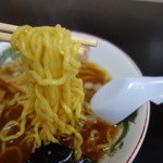 銀蝶 - 硬めに茹でられた黄色い麺