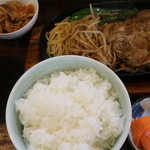 千石 - 本日のランチメニュー(休日)　豚肉のしょうが焼き定食　900円