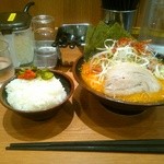 まくり家 川崎店 - 「唐魂ラーメン」普通盛りと無料ライスにきゅうり漬け＆豆板醤