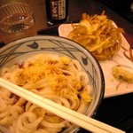 丸亀製麺 - 夏場の冷たい物ばかり食べてる胃に優しい暖かい釜玉うどん♪