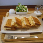 オレンチ カフェ - 厚焼き卵サンド　ミニサラダ付