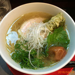 柳麺 呉田 - ■梅塩
      塩に、大葉に乗せた大ぶりな梅干を加えたもの。