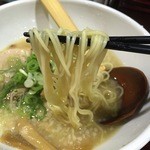 よってこや - 京都鶏ガラとんこつ醤油ラーメン(690円)麺リフト