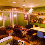 CAFE & BEER ハレルヤ - 店内のカウンターからの全体写真！夜はオレンジ気味のライトでこんな感じ◎