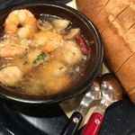 Azzurro520 柏店 - 海老とマッシュルームのアヒージョ500円（バケット200円）