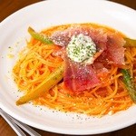 HALLELUJAH KITCHEN & BAR - 2種類のチーズが味わえる『マスカルポーネのトマトチーズパスタ　～切り落としの生ハム添え～』