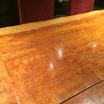 貝殻亭 - 岡本太郎さんや美輪明宏さんもこのあたりに座られたとか！！
      の、テーブル。