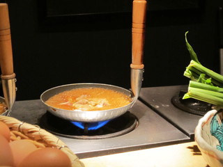 Hokkoriya - 親子丼を作っています