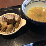 丸亀製麺 - 丸亀製麺・アサリの貝殻たっぷり