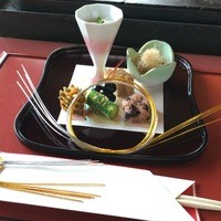 石焼料理 木春堂 - 祝い膾蟹添え　熨斗鶏　子持ち昆布　黒豆松葉　竹胡瓜唐墨和え　梅花赤飯