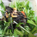 博多えんむすび - ひじきサラダ２３０円、サラダの上にひじきが乗ってるんでドレッシング無しでも美味しくいただけます。
