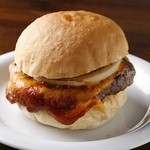 ザ バーガー バウズ - クラシックチーズバーガーはシンプルですがグリルされた甘いオニオンが主役のバーガーです。お子様人気も高いです！