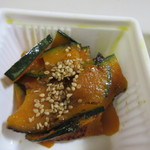 博多えんむすび - カボチャのキンピラ１５０円、カボチャを食べやすく薄くスライスしてキンピラに仕上げてあります。
