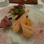 クッチーナ イタリアーナ ガッルーラ - 桜の木で軽く燻した「フレッシュフォアグラ」と「マンゴー」 鴨胸肉のレアを添えて 山形県産栃の木の花の蜂蜜のサルサ
