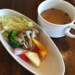 cafe 自休自足 - ランチセットの温野菜のサラダとスープ