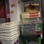 kima hachi - 入口すぐの券売機裏にある製麺機