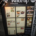 Twice up - ビル１階のメニュー看板