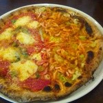 ドンブラボー - 桜エビ・長ネギ・アンチョビ・にカラスミを掛けたビアンコ
                                ＆マルゲリータのハーフ＆ハーフ　1650円