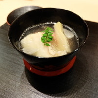 銀座 よし澤 - お椀は鯛と筍、道明寺が入っています
