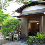 とま屋 - アプローチを抜けるエントランス