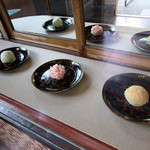 とま屋 - 陳列。イートインはなくテイクアウトのみ