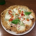 緑のイスキア - そら豆、プロシュートコット、モッツァレッラのピッツァ