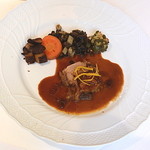 ル プティ キャドー - 北海道トマム産カリフリ牧場の豚煮込み　淡路産ダイダイのソース
      