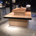 アールベイカー インスパイアード バイ コート ロザリアン - 陳列台を斜め置きしてみました。これでレジ前の混雑は解消なるかな？