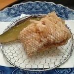 寿司割烹 魚紋 - 甘鯛の松笠揚げ