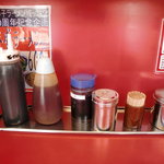 宮っ子ラーメン - 左は、ギョウザのたれ。そして、ラー油。