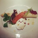 レストラン コバヤシ - フランス産ホワイトアスパラガスの茹であげ
      くずし半熟卵と共に… 絶妙な茹で加減。鱒の塩気がいい！