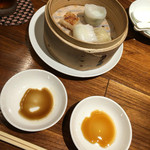 清粥小菜　明 - 小籠包、大根餅など
      酢醤油、黒酢で