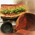 ト灯 - 油揚げの味噌焼きで日本酒『紀土』（キッド）ちびちび