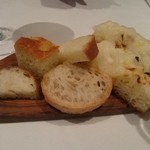 クッチーナ イタリアーナ ガッルーラ - 玉ねぎのフォカッチャ ミルクパン オレガノのパン