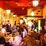 エルボラーチョ - 活気溢れる陽気な店内