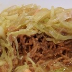 東華園 - かたい焼きそばの中の揚げ麺