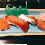 安心院 - 握り寿司
            宴会でコース料理を頼みましたが、
            寿司ネタは先に出た刺身と全く同じでした⤵︎