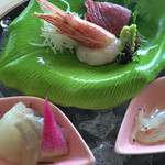 Yoshikawa ya - お造り 四種盛り 妻一式
      ボタン海老、鮪、白魚、平目