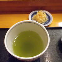 鮨処うえの - お茶　ガリ
