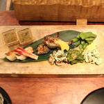 麻布 幸村 - 八寸（鮎の一夜干し、蓴菜のゼリー寄せ、枝豆、インゲンとオクラの白和え、万願寺唐辛子、甘鯛の塩焼き 等々）