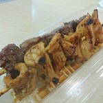 Kishiwadasabisueriakudarisenyagaitokusetsukona - 牛串焼き510円とミノ串焼き410円