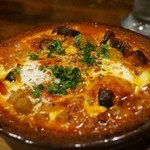 バル クラーベ - マンチェゴチーズがけ　フラメンカエッグ　780円