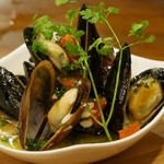 バル クラーベ - ムール貝のワイン蒸　680円