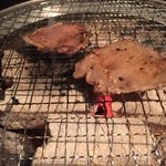 焼肉ホルモン酒場 よろづや - 上タン塩(手前)と、豚タン塩