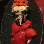 焼肉ホルモン酒場 よろづや - キムチ盛合せ