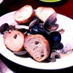 Bistro UO-ZA - たっぷり貝のワイン蒸し　(2016.3.25)