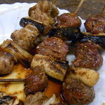 まくら とよかつ - あぶら（奥）とカシラ（手前）